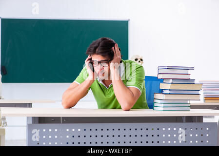 Jeune étudiant en face de green board Banque D'Images