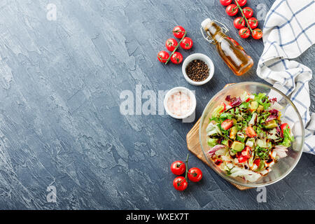 Salade de laitue, tomates, laitue, romano, frisse lollo rosso, fromage feta et d'avocat Banque D'Images