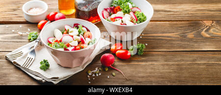 Salade avec tomates cerises, mozzarella et radsh, mélange de laitue Banque D'Images