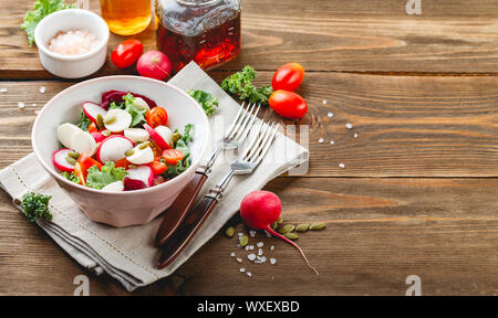 Salade avec tomates cerises, mozzarella et radsh, mélange de laitue Banque D'Images