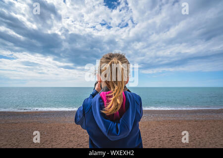 Jeune fille photographier la mer Banque D'Images