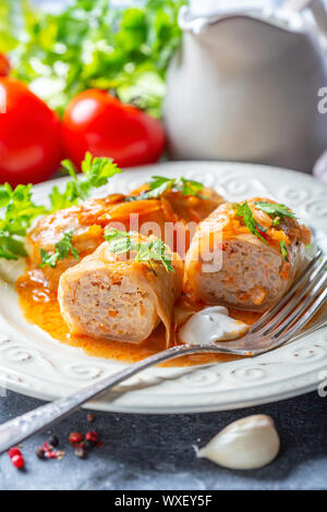 Cigares au chou farci avec du boeuf haché et de riz. Banque D'Images