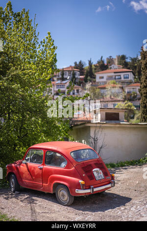 Vieille voiture dans la vieille ville d'Ohrid Banque D'Images