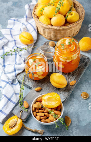 Délicieuse confiture d'abricot au thym et aux amandes. Banque D'Images