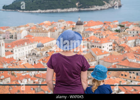 Mère et fille d'admirer les murs de la vieille ville de Dubrovnik Banque D'Images