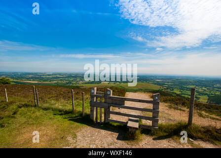 Stile en haut de Moel Famau en Galles prenant un chemin vers les caouannes Banque D'Images
