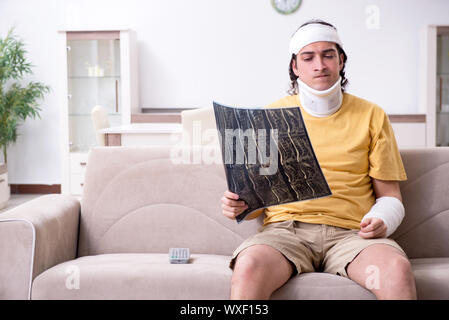 Jeune homme après accident en convalescence à la maison Banque D'Images