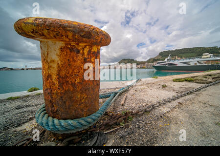 Ancrage en acier bollard sur le rivage Banque D'Images
