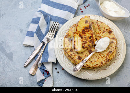 Les galettes de pommes de terre fraîchement cuits lefse. Banque D'Images