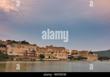 Voir d'Udaiour des palais et Hôtels de Gangaur Ghat, Udaipur, Rajasthan, Inde Banque D'Images