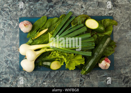 Les légumes verts sur un fond sombre. La laitue d'ANETH OIGNONS sur un fond sombre. Banque D'Images