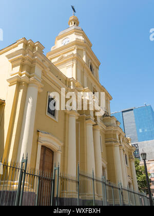 L'église paroissiale de Santa Ana est un bâtiment néoclassique situé à Santiago, Chili. Il a été construit en 1806 et reconstruit en 1933 après un important earthquak Banque D'Images