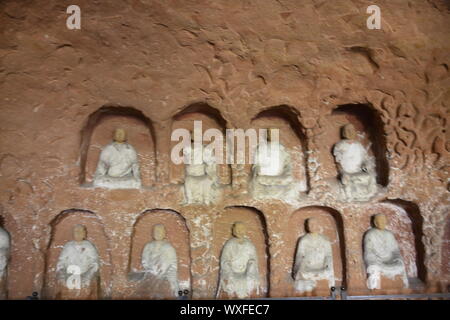 Jiangxi, Hunan en Chine. Sep 17, 2019. Shanxi en Chine, et la Chine est plus grand Bouddha couché de Longmen est situé dans la zone panoramique de Qifeng, rock, comté de Yiyang, province de Jiangxi.La longueur totale de Yiyang Bouddha couché est 416 mètres, la plus haute est de 68 mètres de hauteur, le diamètre de l'œil est de 8,6 m, 12,3 m de large bouche, chef 50,5 m de long, gros orteil 5 m de large et 1,2 m d'épaisseur toe.Il est sculpté dans la montagne. La montagne naturel affiche la verve artistique du groupe nirvana shakyamuni, qui est la plus grande image de Bouddha dans le monde, des touristes et des croyants. (Crédit Image : © SIPA l'Asie via ZUM Banque D'Images