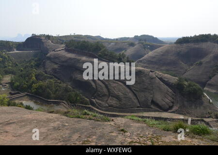 Jiangxi, Hunan en Chine. Sep 17, 2019. Shanxi en Chine, et la Chine est plus grand Bouddha couché de Longmen est situé dans la zone panoramique de Qifeng, rock, comté de Yiyang, province de Jiangxi.La longueur totale de Yiyang Bouddha couché est 416 mètres, la plus haute est de 68 mètres de hauteur, le diamètre de l'œil est de 8,6 m, 12,3 m de large bouche, chef 50,5 m de long, gros orteil 5 m de large et 1,2 m d'épaisseur toe.Il est sculpté dans la montagne. La montagne naturel affiche la verve artistique du groupe nirvana shakyamuni, qui est la plus grande image de Bouddha dans le monde, des touristes et des croyants. (Crédit Image : © SIPA l'Asie via ZUM Banque D'Images