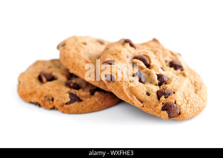 Grande cheminée de chocolate chip cookies isolé sur fond blanc Banque D'Images