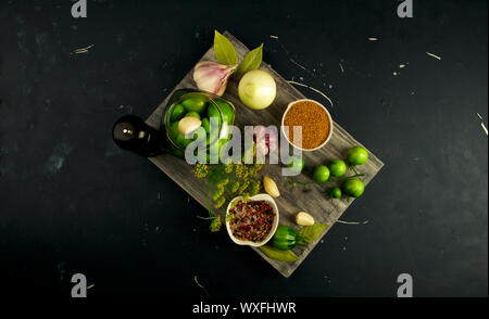 Les LÉGUMES SUR LE CONSEIL. L'AIL ANETH TOMATES OIGNONS SUR PLANCHE EN BOIS GRIS SUR UNE SURFACE EN PIERRE posée. Banque D'Images