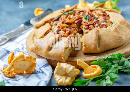 Tranches de gâteau (Galette) avec chanterelles sauvages. Banque D'Images