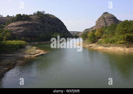 Jiangxi, Hunan en Chine. Sep 17, 2019. Shanxi en Chine, et la Chine est plus grand Bouddha couché de Longmen est situé dans la zone panoramique de Qifeng, rock, comté de Yiyang, province de Jiangxi.La longueur totale de Yiyang Bouddha couché est 416 mètres, la plus haute est de 68 mètres de hauteur, le diamètre de l'œil est de 8,6 m, 12,3 m de large bouche, chef 50,5 m de long, gros orteil 5 m de large et 1,2 m d'épaisseur toe.Il est sculpté dans la montagne. La montagne naturel affiche la verve artistique du groupe nirvana shakyamuni, qui est la plus grande image de Bouddha dans le monde, des touristes et des croyants. (Crédit Image : © SIPA l'Asie via ZUM Banque D'Images