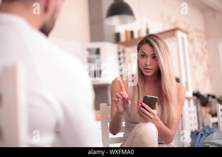 Jeune femme d'expliquer quelque chose à son petit ami Banque D'Images