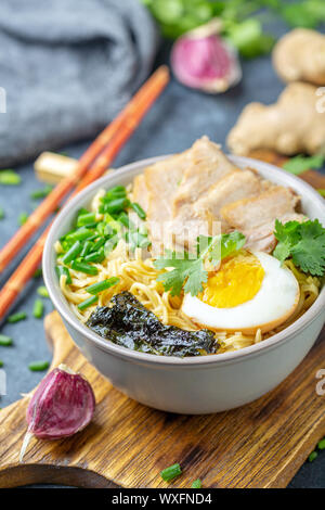 Nouilles Ramen au porc et œufs marinés. Banque D'Images