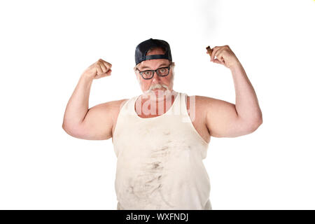 Grand homme dans tee shirt avec cigare et lunettes épaisses Banque D'Images