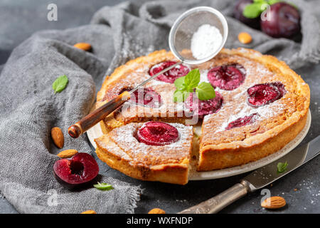 Amande Tarte aux prunes frangipan et organique. Banque D'Images