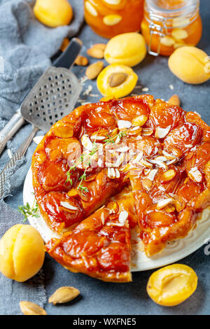 Tranches de pommes caramélisées tarte tarte tatin aux abricots. Banque D'Images