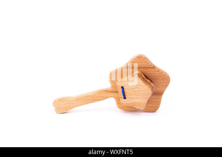 Hochet en bois de photo dans la forme d'une étoile blanche sur un fond isolé pour un bébé.Un jouet pour amuser les enfants et les parents au repos Banque D'Images