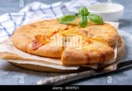 Tarte au fromage (fermé) khachapuri close-up. Banque D'Images