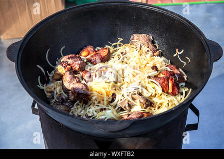 Appétissant juteux morceaux de viande cuits avec de l'oignon à charbons chauds Banque D'Images