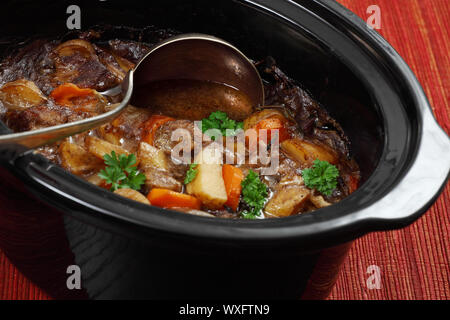 Photo de Guinness Irish Stew ou ragoût dans une mijoteuse ou cocotte. Banque D'Images