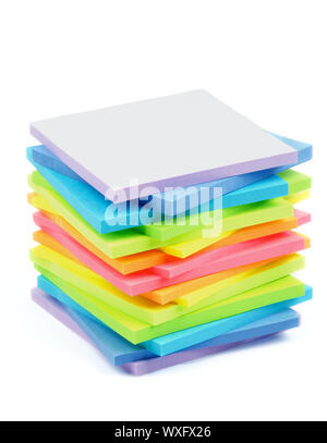 Pile de couleur arc-en-ciel Post It autocollants isolé sur fond blanc Banque D'Images