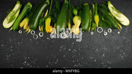 Courgette verte fraîche sur un tableau sombre. La vue du sommet. Copier l'espace. Banque D'Images