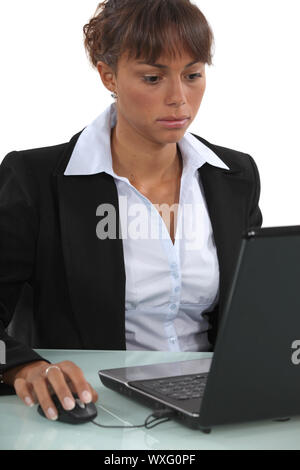 Une face businesswoman working on laptop Banque D'Images