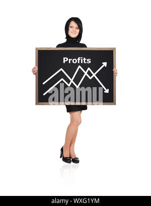 Businesswoman holding un tableau noir avec des diagrammes de profits Banque D'Images