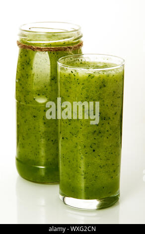 Cocktail frais sur l'isolat. Un verre et un peut avec des cocktails de légumes. Des boissons saines. Banque D'Images