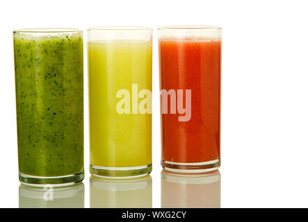 Cocktail frais sur l'isolat. Trois verres avec des cocktails de légumes. Des boissons saines. Banque D'Images