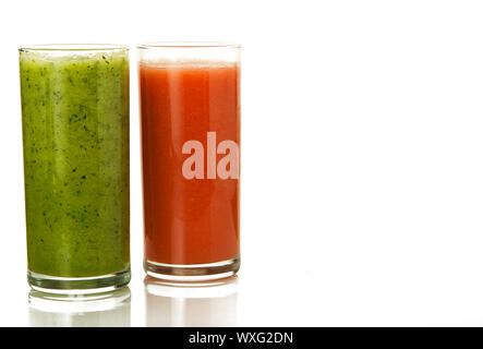 Cocktail frais sur l'isolat. Deux verres avec des cocktails de légumes. Des boissons saines. Banque D'Images