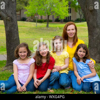 Mère fille avec l'enseignant les élèves dans le parc de jeux portrait de groupe sur la pelouse Banque D'Images