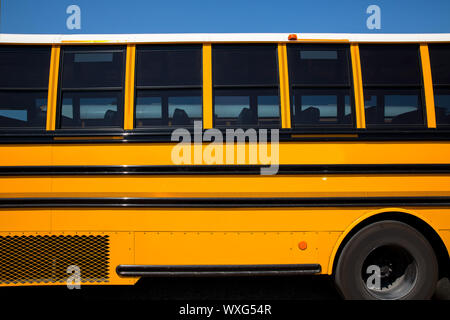 Autobus scolaire typique américaine vue latérale sur ciel bleu jour Banque D'Images