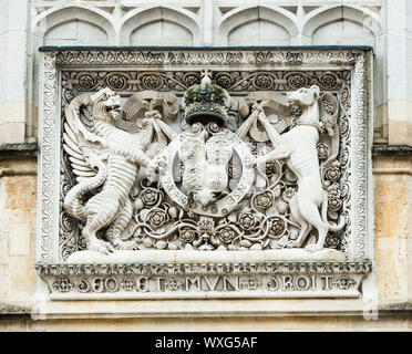 Armoiries royales sculptées en pierre de Henry VIII, au-dessus de l'entrée de Hampton Court Palace, le trophée, la porte d'entrée principale Gatehouse. Banque D'Images