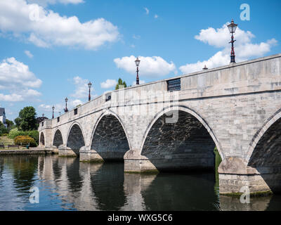 Chertsey, pont traversant la Tamise, Chertsey, Surrey, Angleterre, RU, FR. Banque D'Images