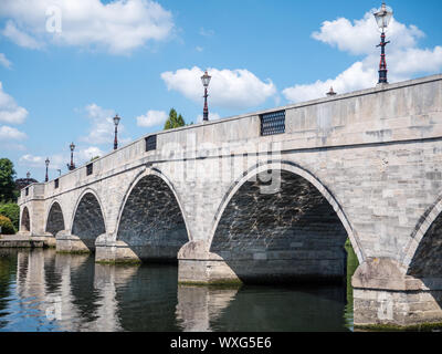 Chertsey, pont traversant la Tamise, Chertsey, Surrey, Angleterre, RU, FR. Banque D'Images