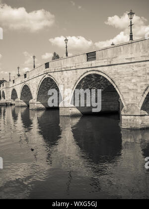 Paysage en noir et blanc, Chertsey, pont traversant la Tamise, Chertsey, Surrey, Angleterre, RU, FR. Banque D'Images