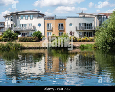 Quai pont vu de l'Dumsey pré, sur la Tamise, Chertsey, Surrey, Angleterre, RU, FR. Banque D'Images