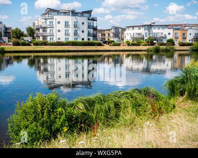 Quai pont vu de l'Dumsey pré, sur la Tamise, Chertsey, Surrey, Angleterre, RU, FR. Banque D'Images