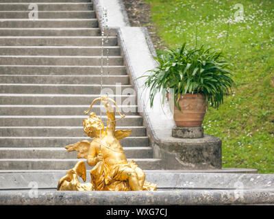 Golden Angel Fontaine à Linderhof en Bavière, Allemagne Banque D'Images