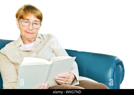 Woman relaxing on couch reading a book Banque D'Images