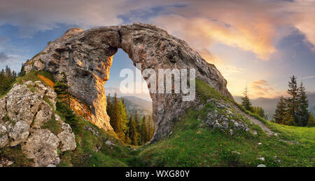 Incroyable montagne paysage avec de vives couleurs coucher du soleil sur le ciel nuageux, les sorties en plein air naturel l'arrière-plan. Banque D'Images