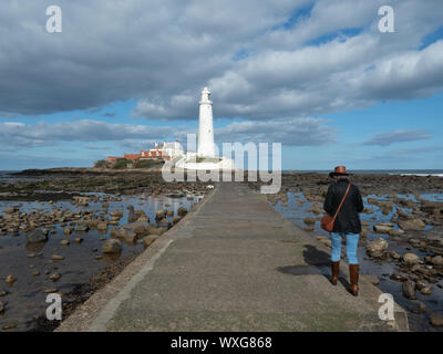 Saint Mary's Island Lighthouse, Whitley Bay, comme la marée est entrée en Banque D'Images